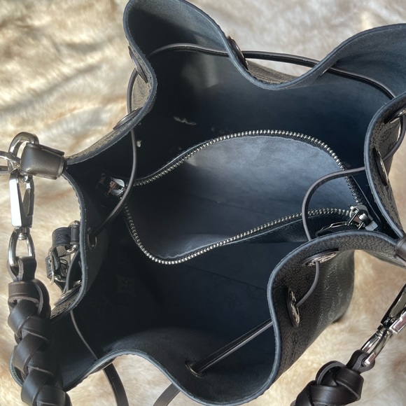 Authentic Louis Vuitton Muria Bucket Bag in Black Mahina Leather - Excel. Cond. - Picture 8 of 10